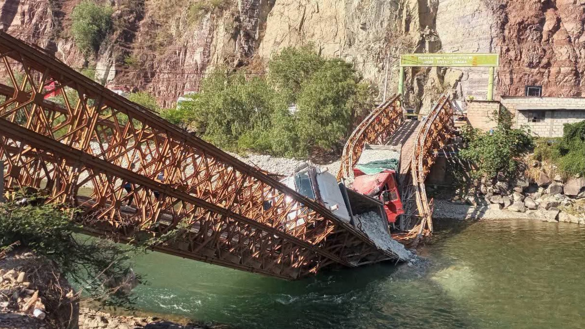 El puente Pampatama colapsó sobre el río Chalhuanca en Apurímac tras el paso simultáneo de dos volquetes que quedaron atrapados en la estructura. (Foto: Facebook / Willakuy)