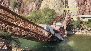 Puente Pampatama en Apurímac colapsa tras ingreso de dos volquetes que transportaban minerales