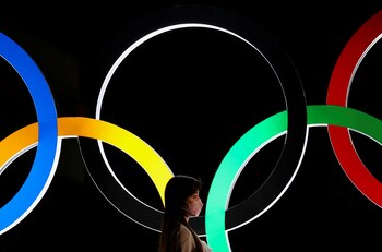 Una mujer con una mascarilla