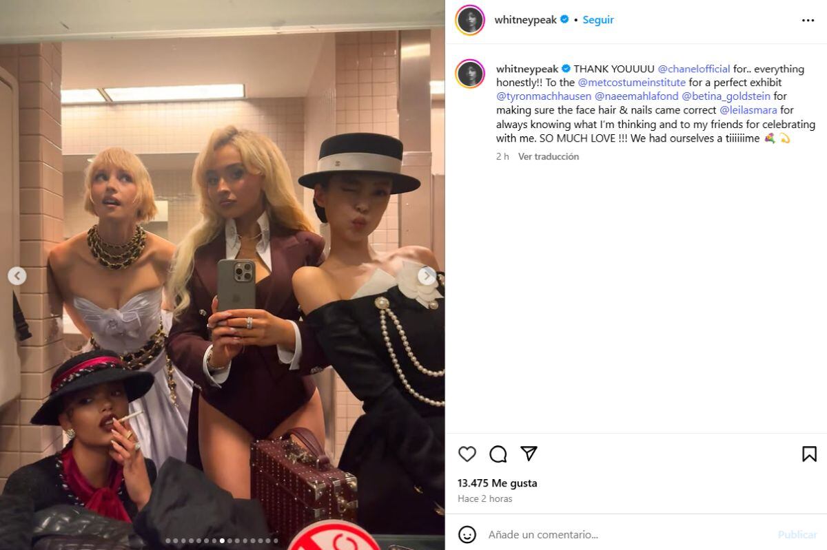 Sabrina Carpenter y Jennie, de BLACKPINK, desafiaron las reglas de la MET Gala al tomarse una selfie en el baño del Museo Metropolitano de Arte (Instagram/@whitneypeak)