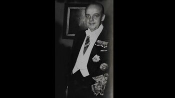 Además de ser político y