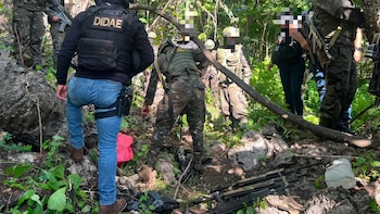 En operativo combinado de las fuerzas de seguridad hallan fusiles Galil ocultos en La Democracia, Huehuetenango