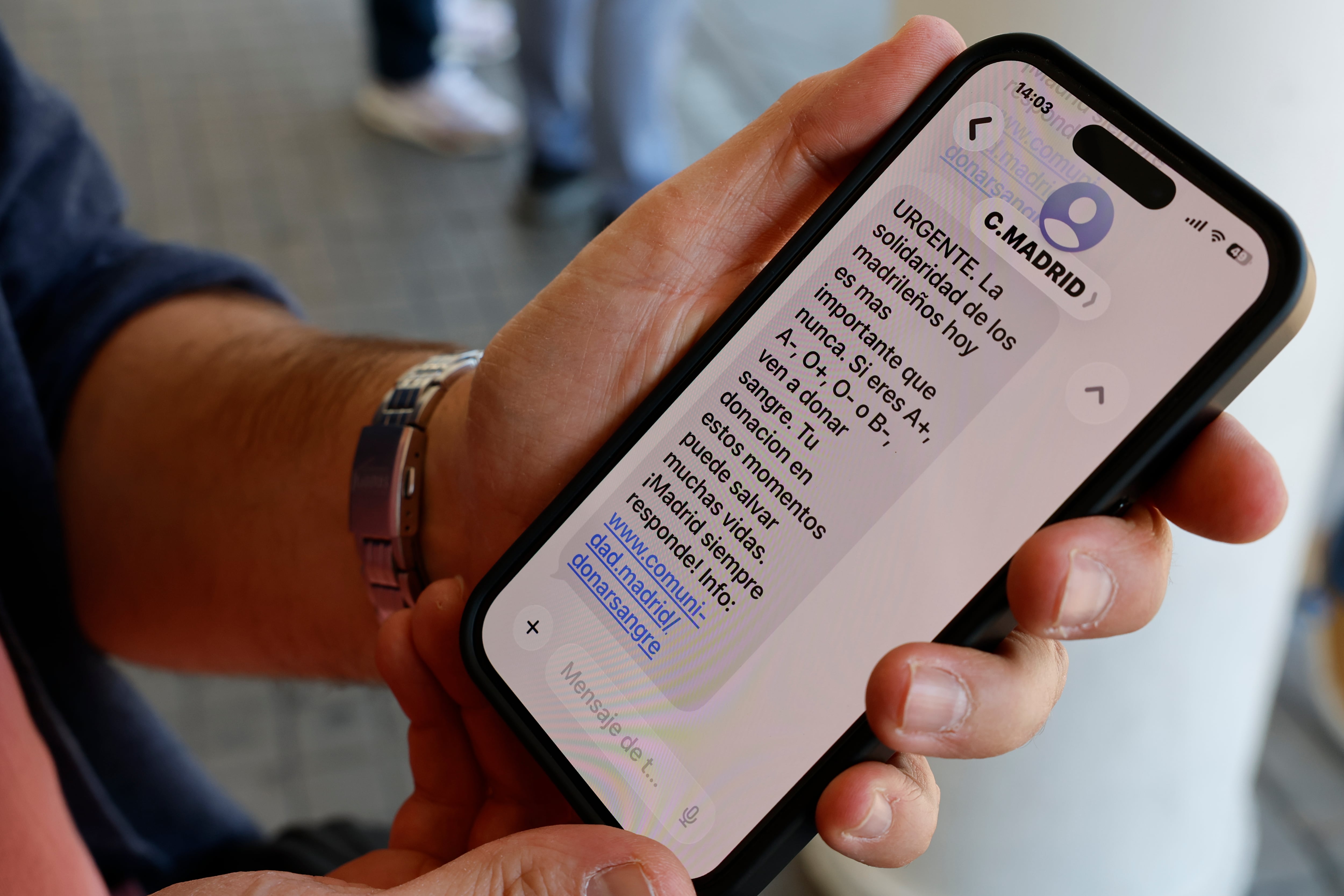 La Comunidad de Madrid ha hecho un llamamiento urgente a la ciudadanía para donar sangre de los seis grupos sanguíneos ante un posible incremento de las necesidades asistenciales por el accidente de tren. (Mariscal/EFE)