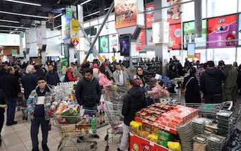 Amir, un iraní de 40 años de las afueras de Teherán, contó recientemente a la AFP cómo el precio de la marca de tostadas que suele comprar había subido repentinamente de 700.000 riales a 1.000.000 (alrededor de 0,75 dólares) (EFE)