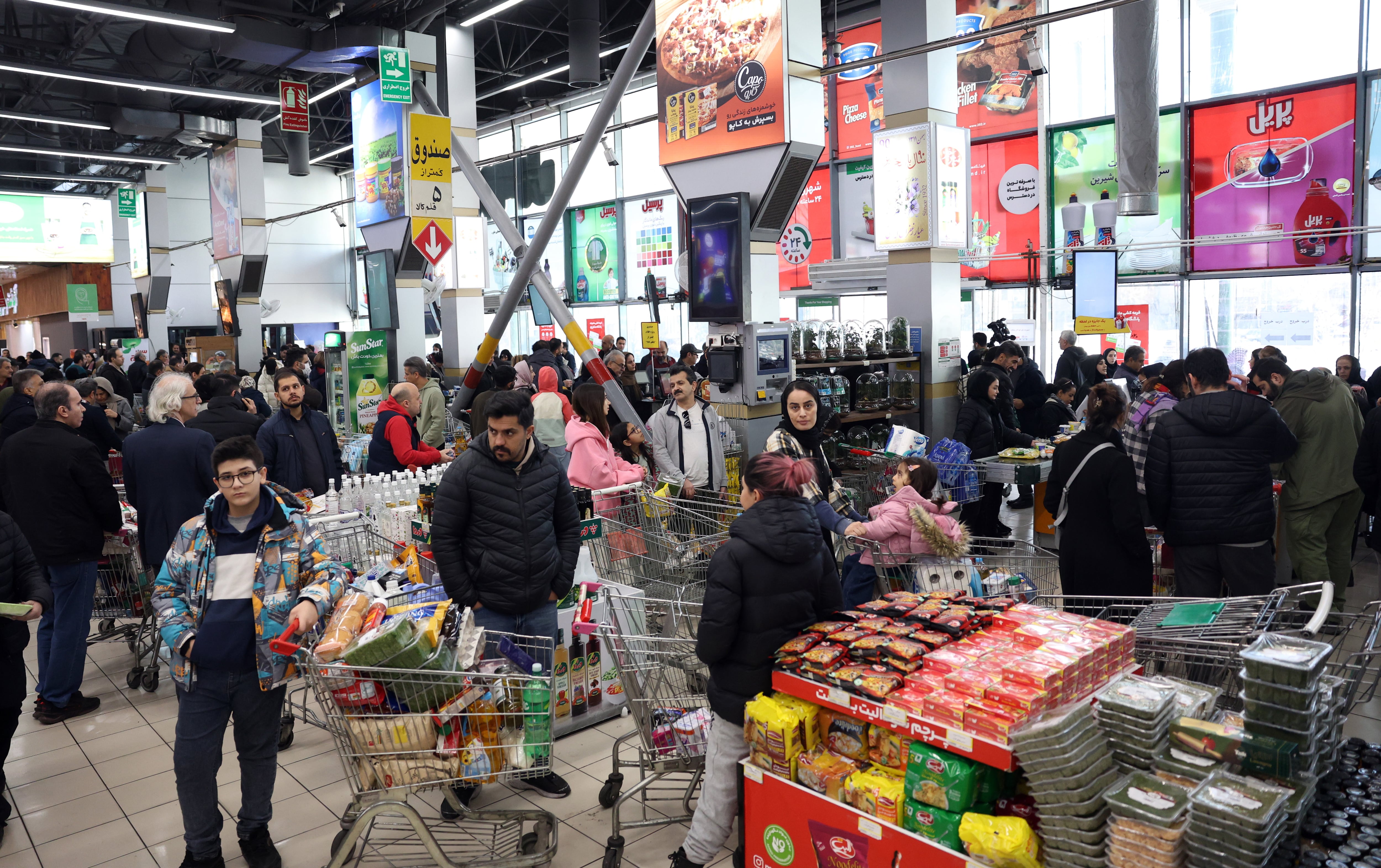 Amir, un iraní de 40 años de las afueras de Teherán, contó recientemente a la AFP cómo el precio de la marca de tostadas que suele comprar había subido repentinamente de 700.000 riales a 1.000.000 (alrededor de 0,75 dólares) (EFE)