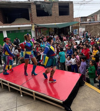 Karina Rivera compartió un show y actividades con los niños durante la visita a la comunidad de Jicamarca.