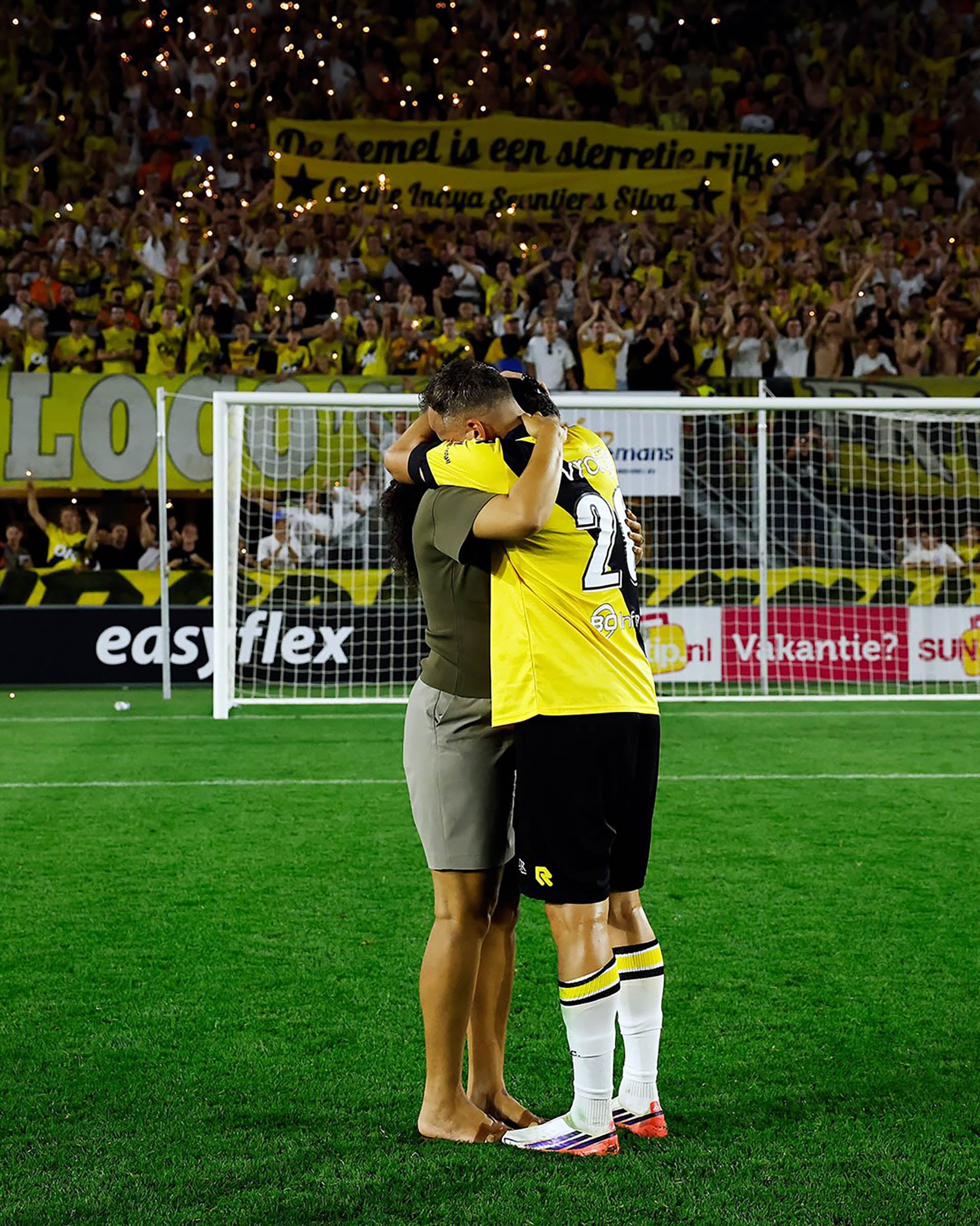 Mats Seuntjens y su pareja, en el centro del campo, reciben el apoyo de la afición de NAC Breda tras la pérdida de su hija.