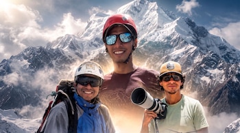 Tres hombres con cascos y gafas de sol posan frente a una montaña nevada. Uno lleva mochila, otro una cámara con teleobjetivo. Nubes en el cielo.