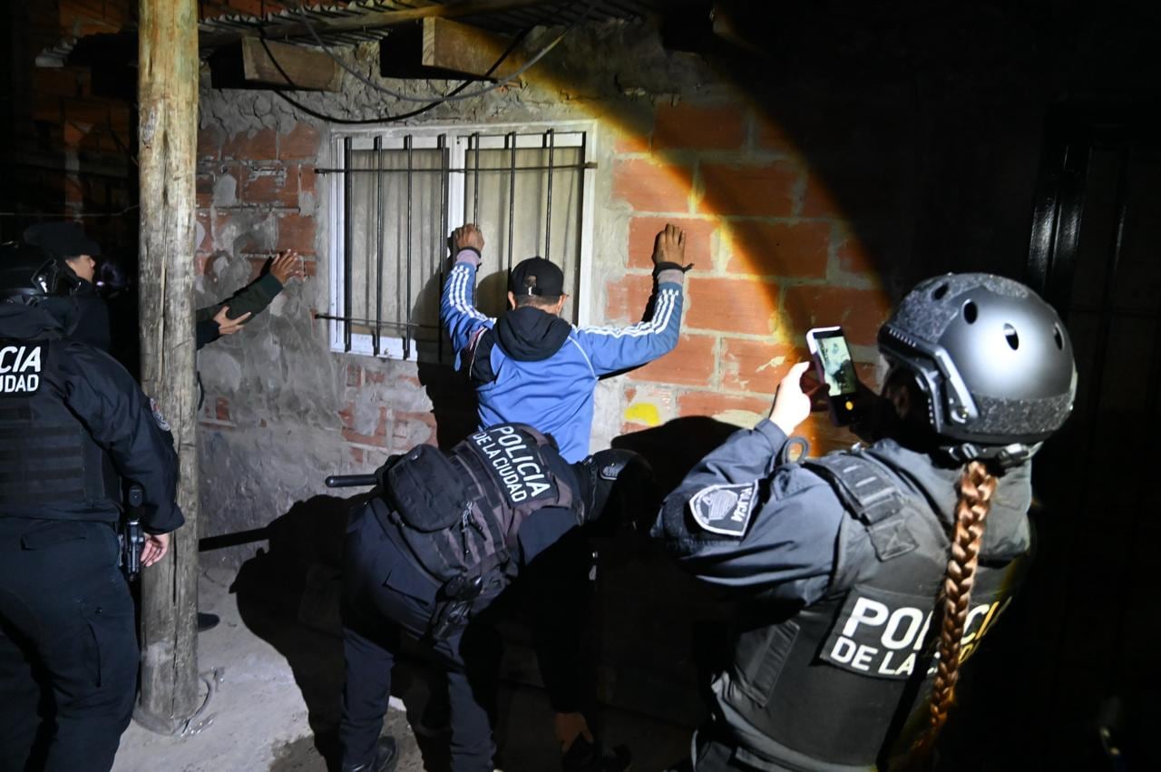 Megaoperativo en villas porteñas: 27 detenidos y 5 búnkers clausurados