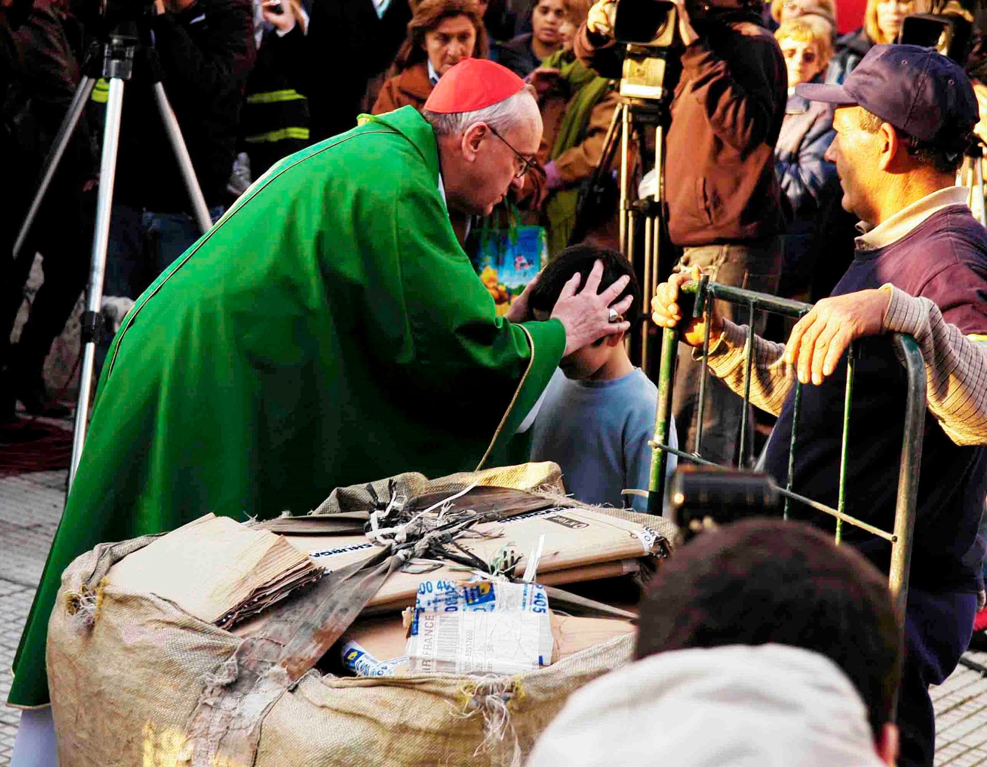 Bergoglio en Plaza Constitución junto a cartoneros