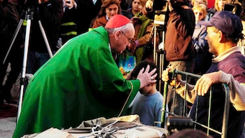 La voz de Bergoglio: “Una Iglesia que sepa discernir, en salida, va a las periferias a misionar”