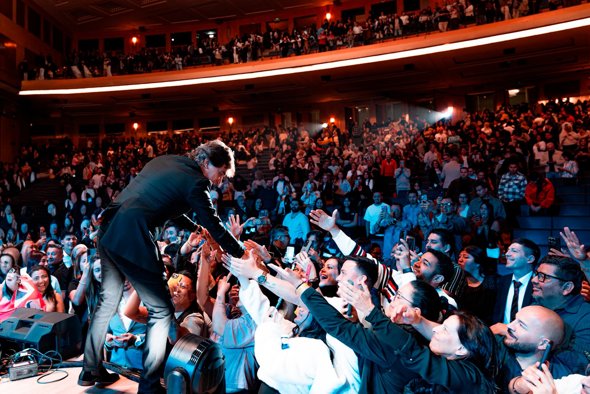 Dante Gebel saluda a la platea durante la presentación de