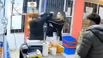 Video: una mujer fue a reclamar por el mal trato de la dueña de un almacén a su hermana y terminaron a las piñas