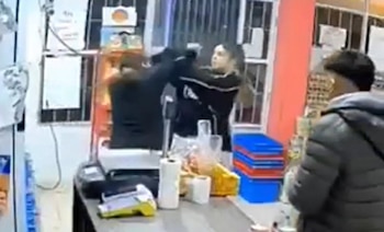 La clienta arrojó la bolsa de papas fritas contra la dueña del almacén, lo que desencadenó el enfrentamiento físico dentro del comercio