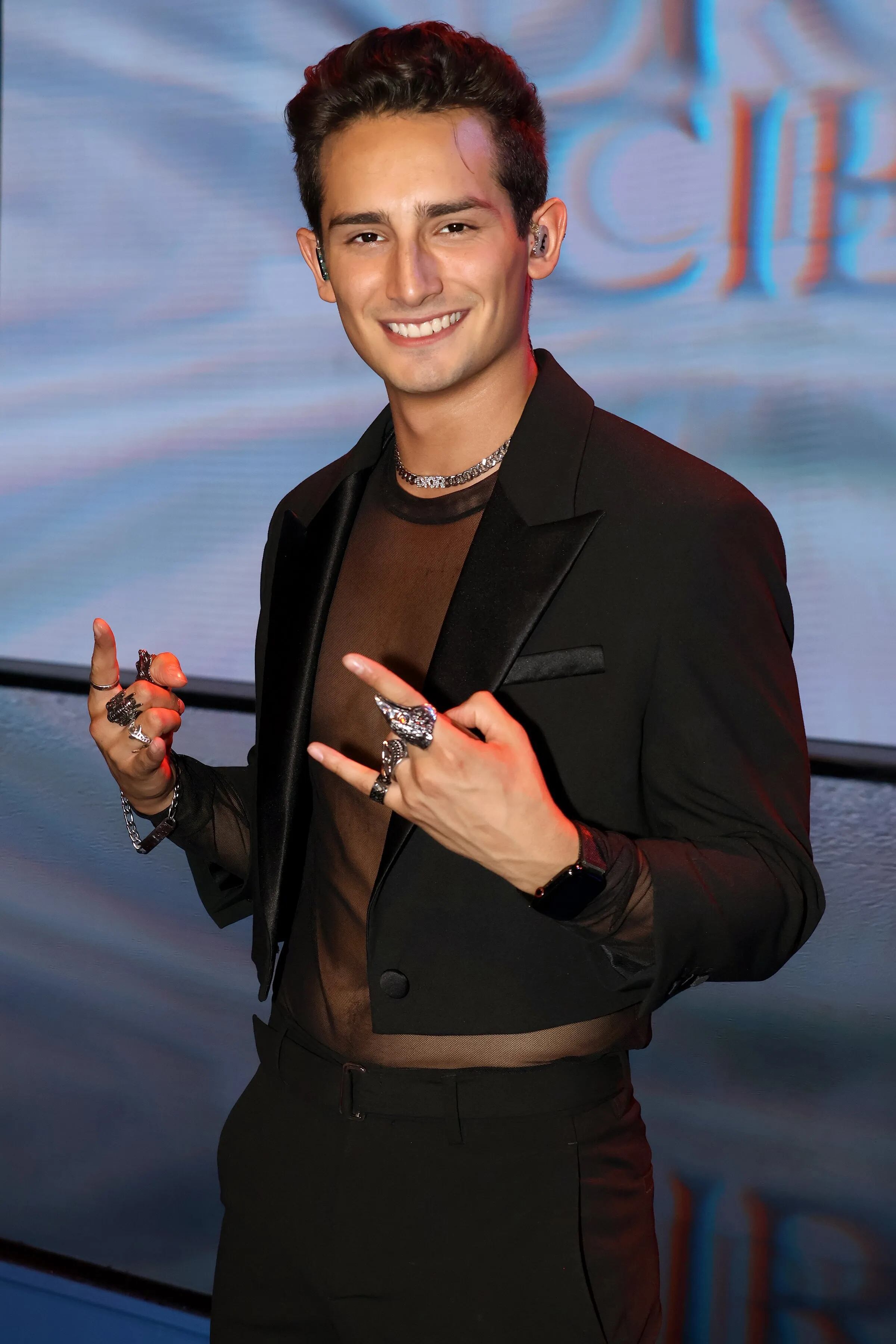 El artista apareció interpretando