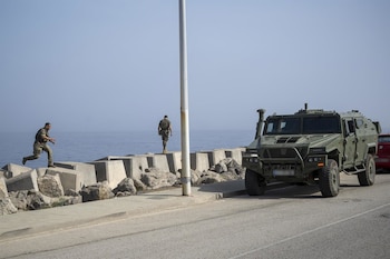 08/09/2026 Varios militares, a 8 de septiembre de 2026, en Ceuta (España). El rey Felipe VI mantuvo el lunes una reunión con la ministra de Defensa, Margarita Robles, y autoridades militares para analizar la situación de Ceuta desde el prisma de la defensa, tras la entrada masiva de inmigrantes procedentes de Marruecos a finales de julio. Según ha informado Casa Real a través de su perfil en la red social 'X', en la reunión también participaron el jefe del Estado Mayor de la Defensa (JEMAD), almirante general Teodoro Esteban López Calderón, el comandante general de Ceuta, Luis Fernández Herrero, y los mandos operativos.
POLITICA
Marcos Moreno - Europa Press