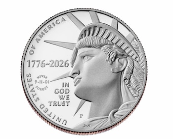 Moneda plateada con el perfil de la Libertad, el rango de años 1776~2026 y varias inscripciones grabadas en inglés