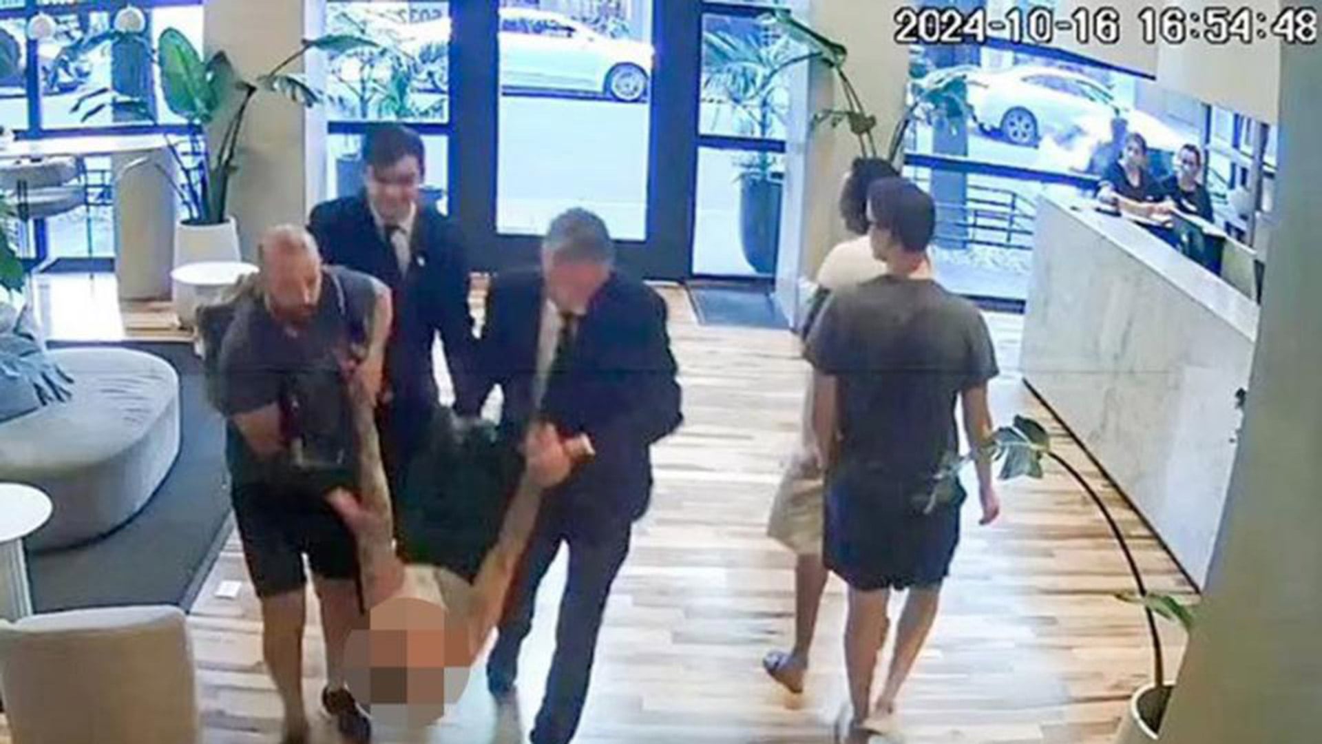Cámara de seguridad del CasaSur: Payne se desvanece en el lobby poco antes de su muerte
