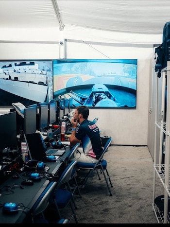 Pierre Gasly en el box
