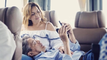 Lasso junto a su esposa,