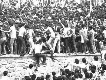 La gente comenzó a escalar