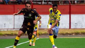 Pablo Míguez en plena carrera, mientras Brandon Palacios lo persigue. - Crédito: Liga 1