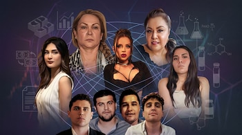 Collage editorial horizontal con retratos de seis mujeres y cuatro hombres de Los Chapitos, sobre fondo oscuro con red, símbolos químicos y financieros.