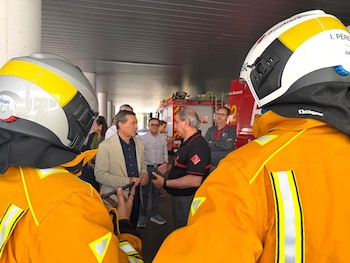 El conseller de Sanidad se ha desplazado al Hospital de Torrevieja, tras el incendio declarado este mediodía para seguir de cerca la evolución de la situación y conocer el estado de los afectados (Generalitat de la Comunidad Valenciana)