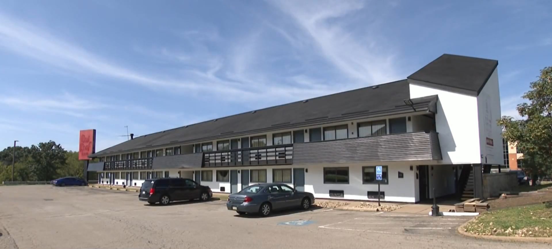El operativo se realizó en una habitación del hotel de Cranberry Township donde Kramer se alojaba al momento de su detención (CBS News Pittsburgh)