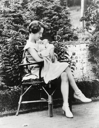 Anne Morrow Lindbergh, en 1930, con su primer hijo en brazos. Charles A. Lindbergh Jr. fue secuestrado y asesinado cuando apenas tenía 20 meses (Everett/Shutterstock)
