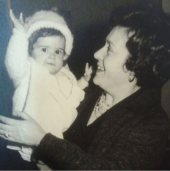 Sonia, de pequeña, en brazos