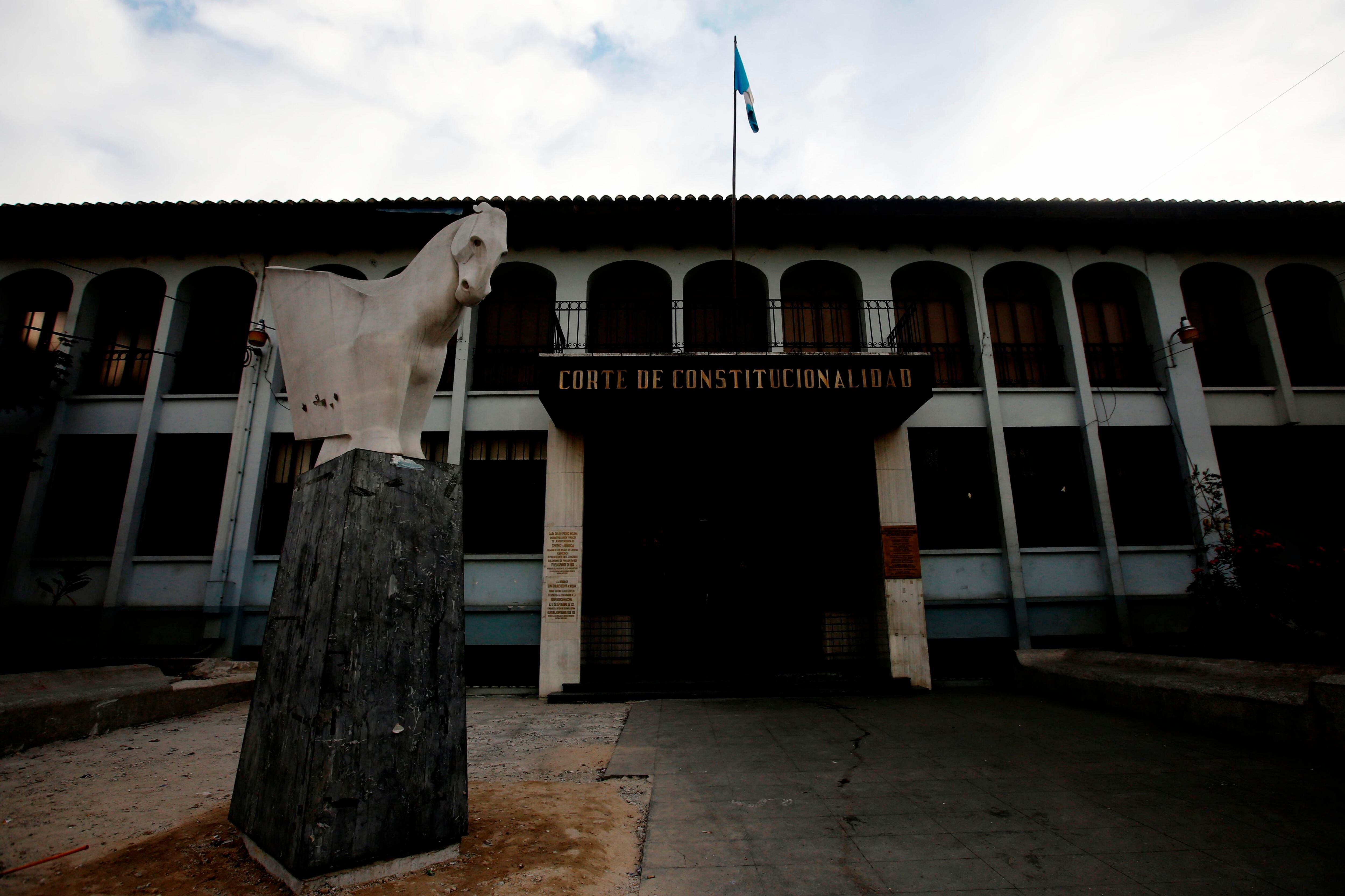 Fotografía de archivo de la vista de la fachada de la Corte de Constitucionalidad de Guatemala, el 9 de enero de 2019, en Ciudad de Guatemala (Guatemala). EFE/Esteban Biba