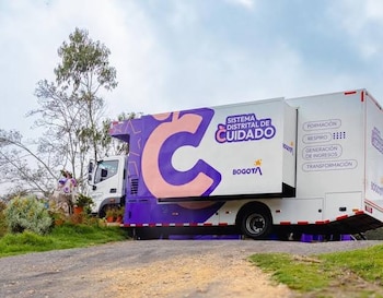 Los Buses del Cuidado acercan servicios gratuitos de formación, asesoría, bienestar y recreación a zonas rurales y urbanas apartadas de Bogotá - crédito Alcaldía de Bogotá/Secretaría de la Mujer