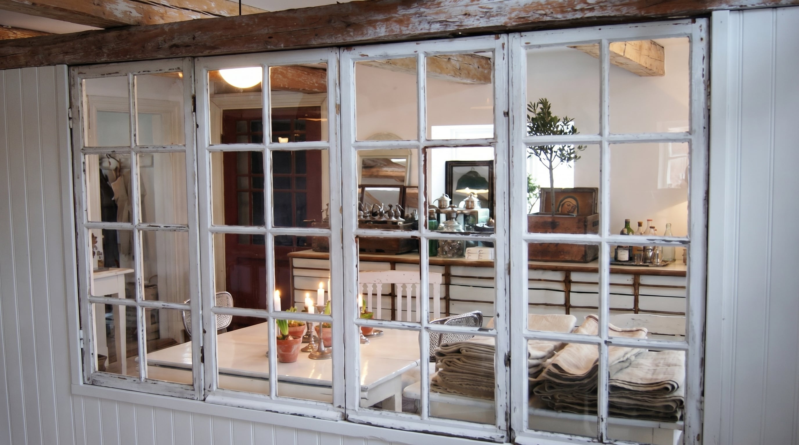 Las ventanas transom mejoran luz y ventilación en pasillos y ambientes interiores. (Imagen Ilustrativa Infobae)