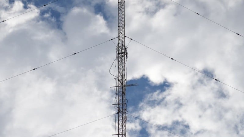 Un trabajador de alrededor de 65 años murió en barrio Tablada tras caer desde una antena en desmontaje cuando el arnés que lo sujetaba se soltó