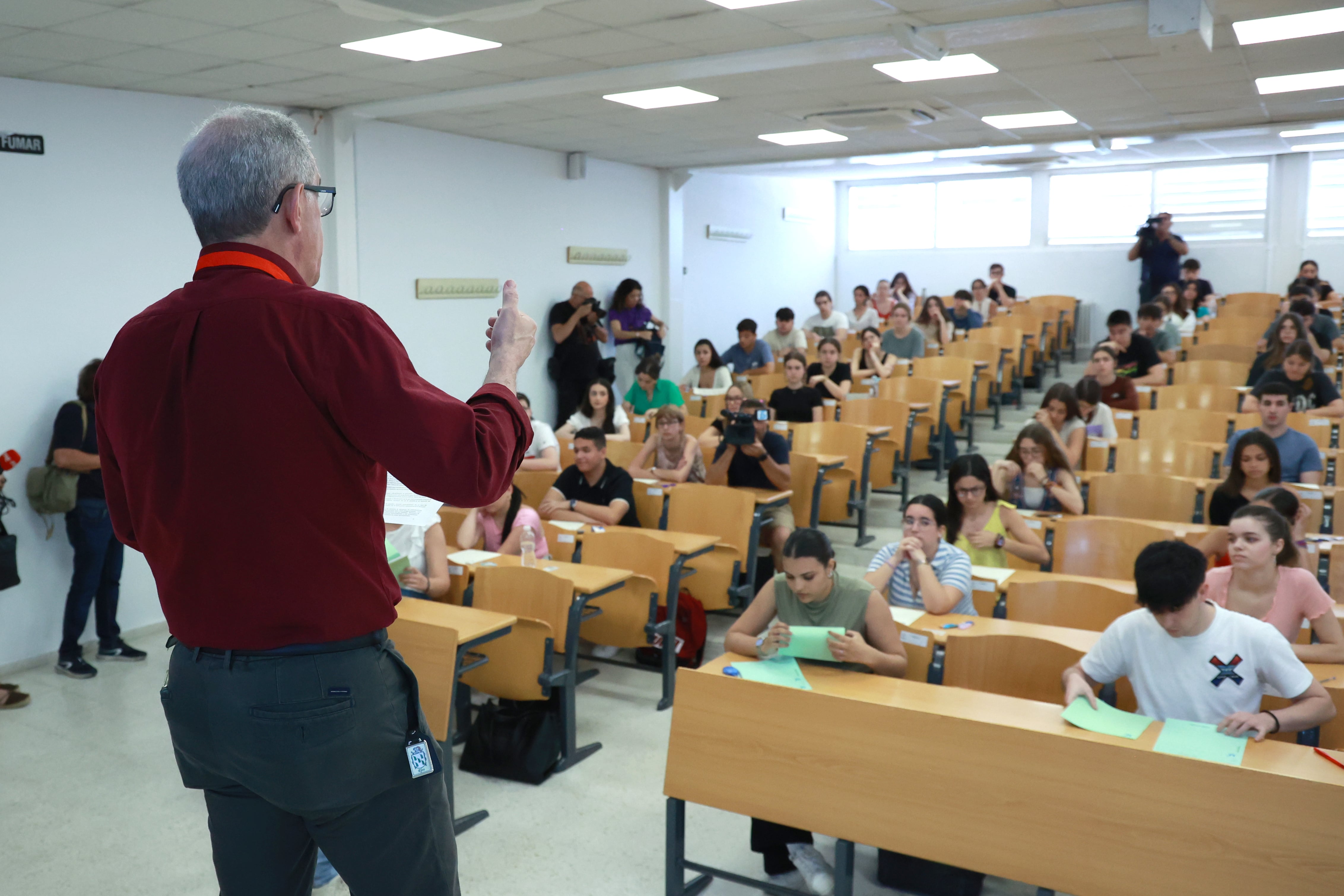 Alumnos en las Pruebas de Acceso a la Universidad en Sevilla. (Rocío Ruz / Europa Press)