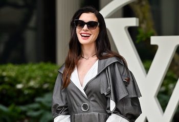Anne Hathaway asiste al desfile de la colección Crucero 2027 de Louis Vuitton en The Frick Collection el miércoles 20 de mayo de 2026 en Nueva York. (Foto Evan Agostini/Invision/AP)
