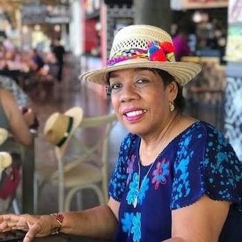 Angely Luz Escobar García, profesora de primaria de 66 años, trabaja en la Institución Educativa Alberto Pumarejo desde 1997 - crédito Instagram