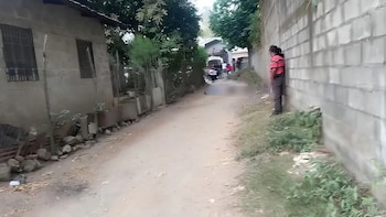 Vecinos del sector relataron haber escuchado múltiples disparos antes de encontrar a los jóvenes sin vida sobre la calle. (FOTO: Tu Nota)