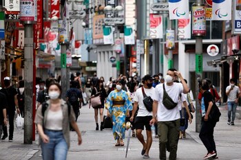 Gente caminando en la zona comercial de Shibuya en Tokio (Foto: Reuters)