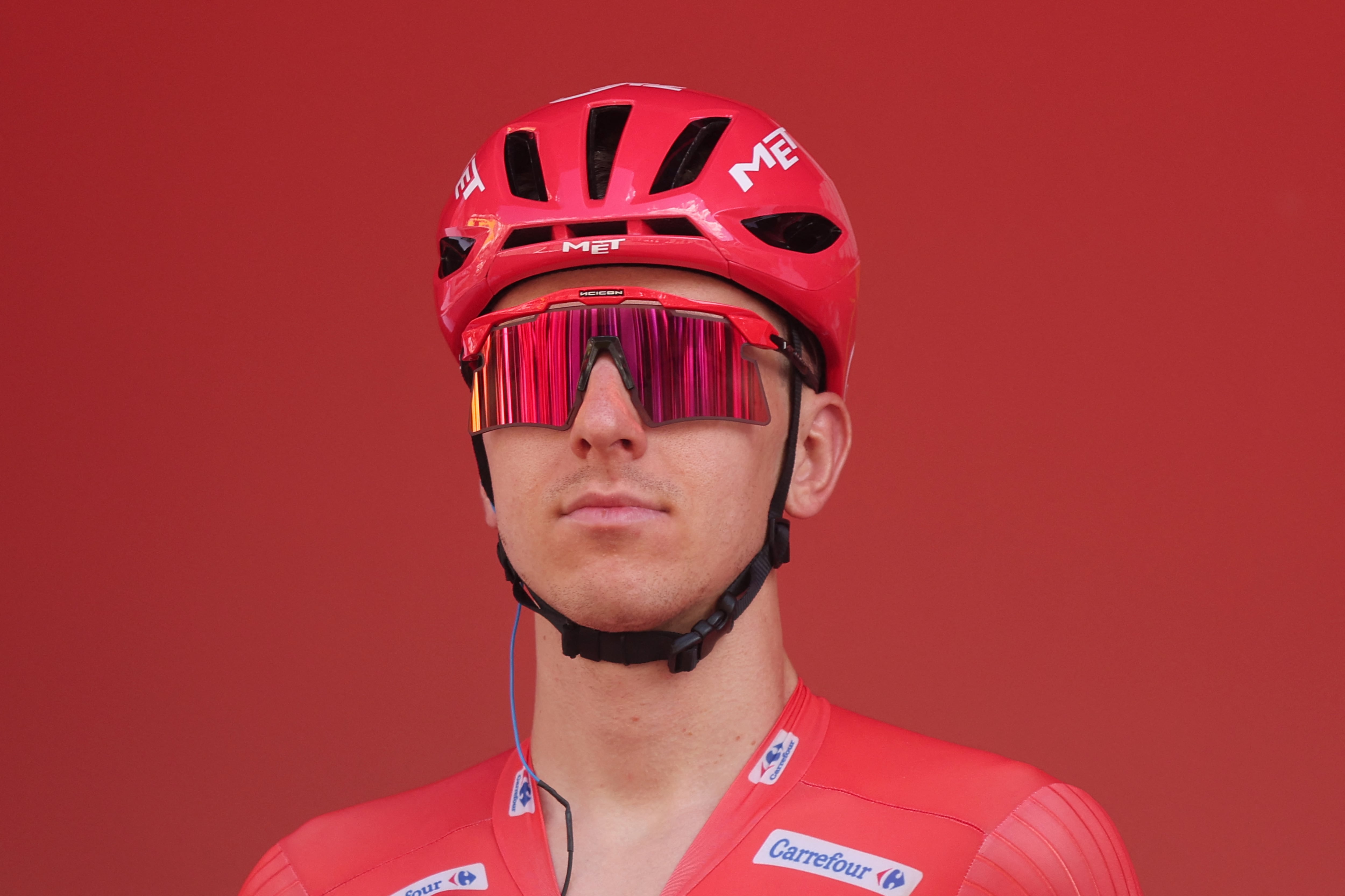 Imagen de archivo del ciclista esloveno Tadej Pogacar, del UAE Team Emirates - XRG, luciendo el maillot rojo antes de la cuarta etapa de la Vuelta a España en Andorra la Vella. 25 agosto 2026. REUTERS/Bruna Casas