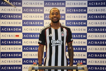 El defensor panameño llega desde