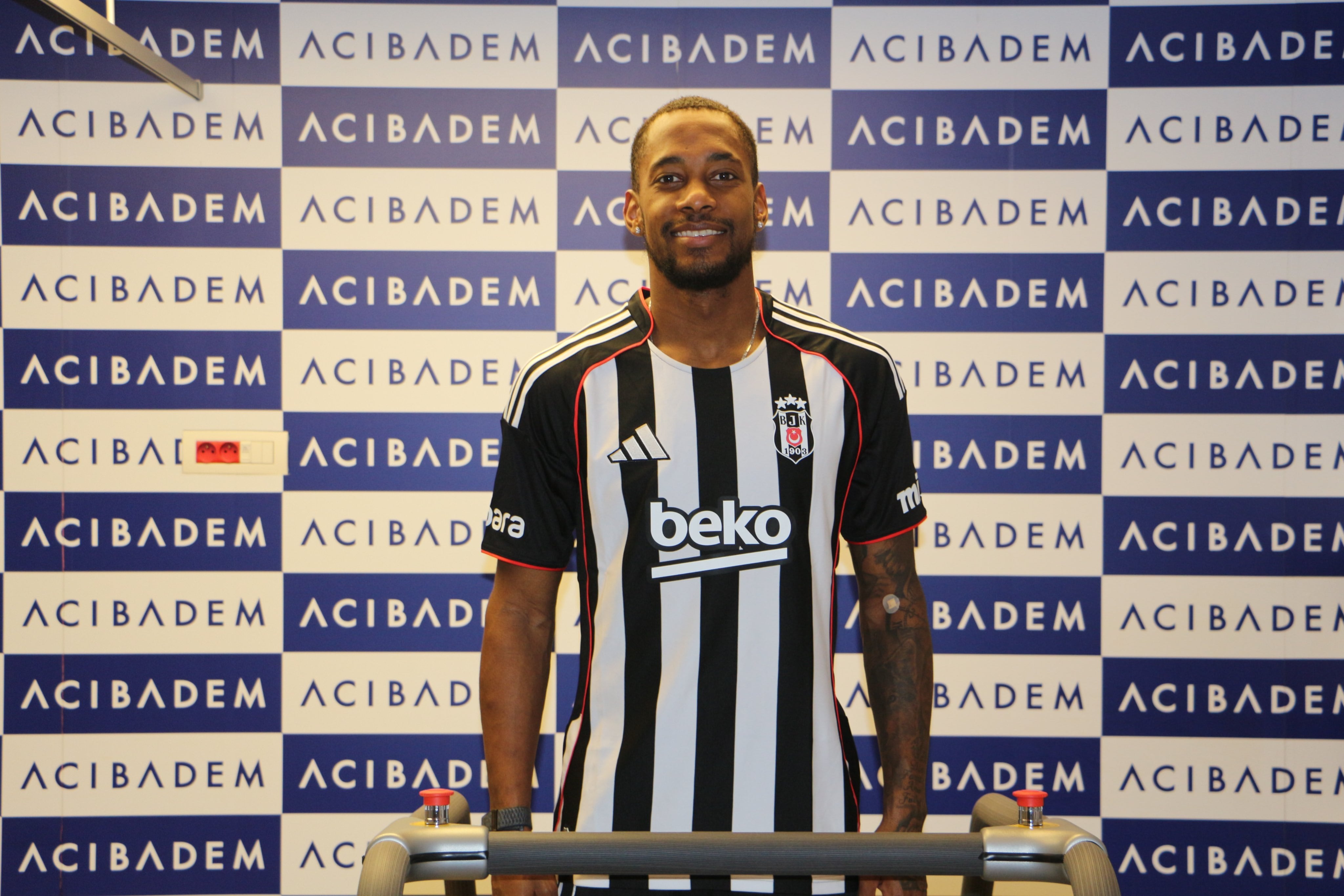 El defensor panameño llega desde el Olympique de Marsella para fortalecer la zaga y aportar velocidad, potencia física y liderazgo. (X/ @Besiktas)