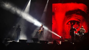 Alex Ubago celebró 25 años de carrera con un concierto ante un Metropólitan lleno en la Ciudad de México. Durante el show, Ubago recibió una bandera de México que colocó sobre sus hombros en señal de agradecimiento. El artista dedicó palabras de gratitud al público mexicano, al que calificó como esencial en su trayectoria. El bloque acústico permitió a Ubago conectar de forma íntima con sus seguidores, sólo con su guitarra. (Soledad Victoria / Infobae México)