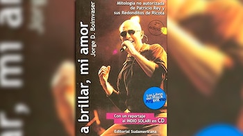 Portada del libro "A brillar, mi amor" con Indio Solari calvo y con gafas de sol cantando en un micrófono; texto del título y autor visibles