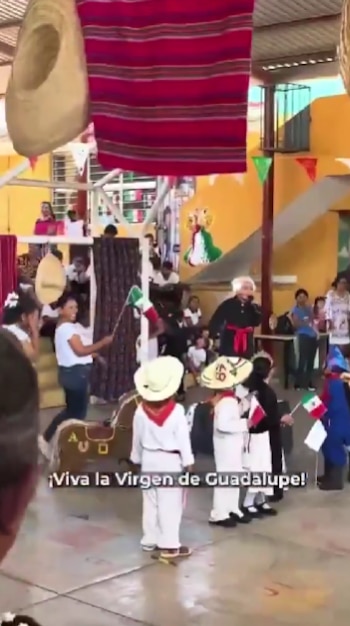 El estudiante participaba en una representación escolar de las fiestas patrias cuando sustituyó a la Virgen de Guadalupe por la famosa serie de televisión mexicana.