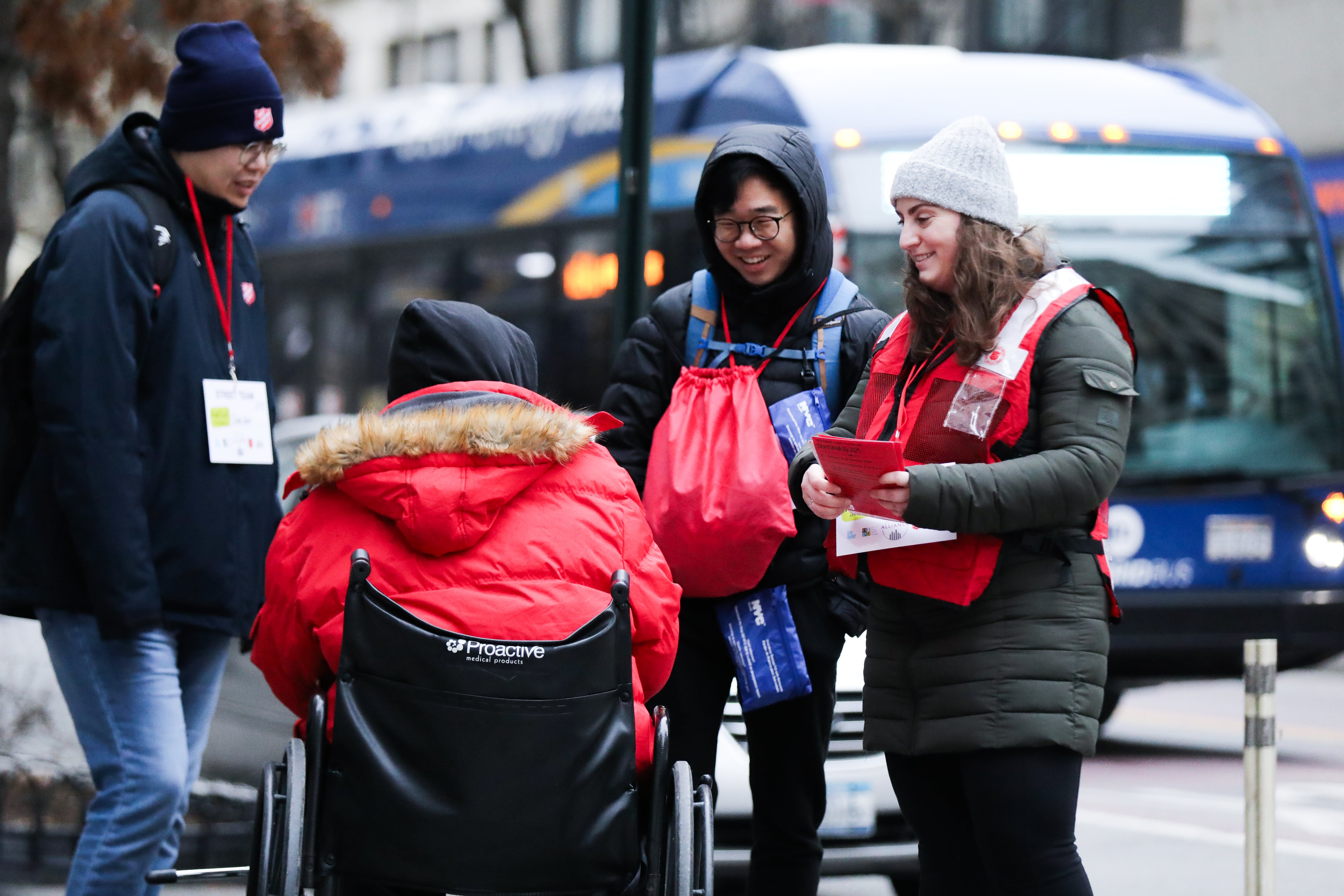 Organizaciones comunitarias y voluntarios colaboran con el operativo invernal distribuyendo insumos básicos e información a personas en situación de vulnerabilidad durante una ola de frío en Nueva York.
