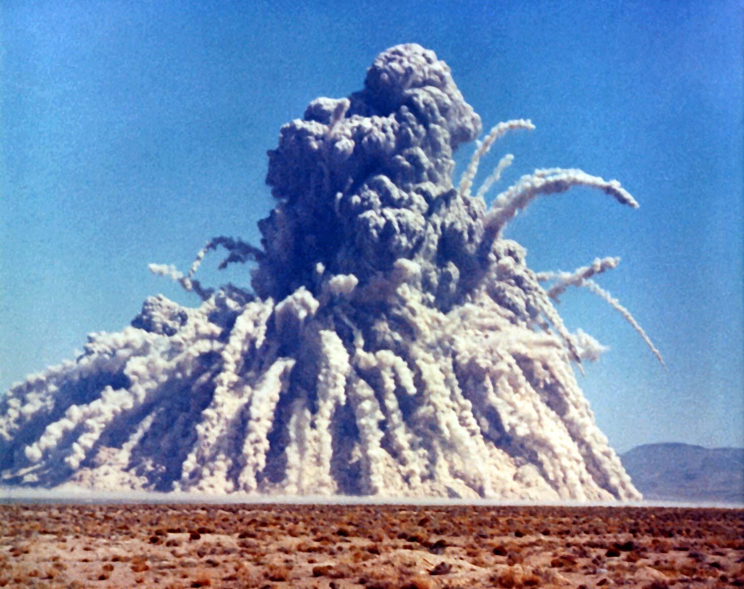 Prueba nuclear subterránea poco profunda Storax Sedan realizada por Estados Unidos, utilizada para un experimento de formación de cráteres. 6 de julio de 1962 (GMT), Sitio de Pruebas de Nevada. Potencia: 104 kt. El objetivo principal de la detonación era evaluar la dimensión no militar de una explosión nuclear. (Administración Nacional de Seguridad Nuclear)