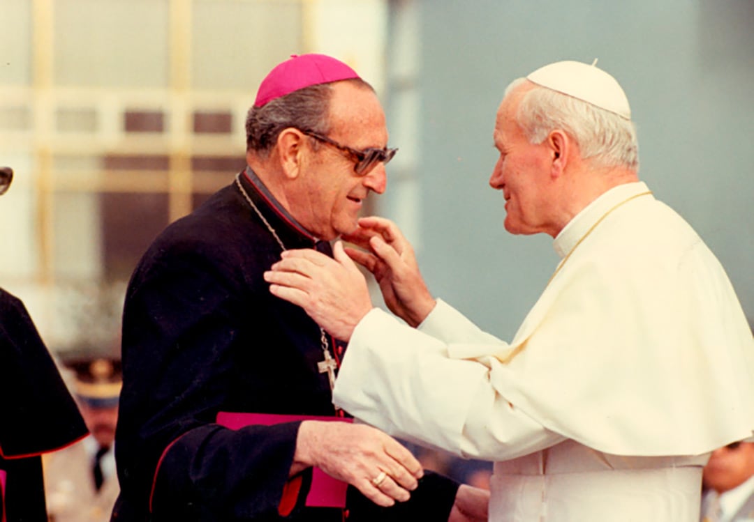 El Papa Juan Pablo II saluda afectuosamente a Monseñor Juan José Gerardi durante un evento en el que ambos participaron, simbolizando su unión en la fe y su compromiso con la Iglesia. (ODHAG Guatemala)