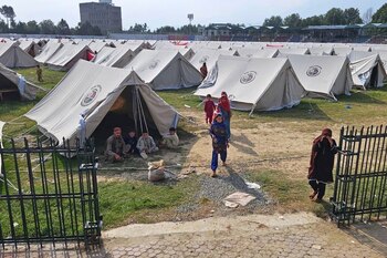 Varias personas que huyeron de